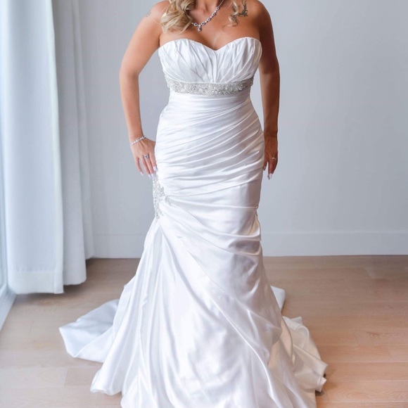 Dresses & Skirts - *** MAJOR PRICE DROP ***Stunning wedding dress